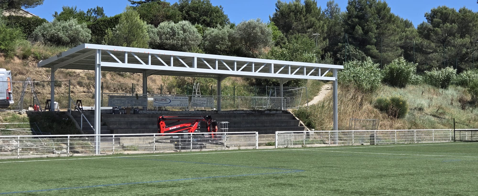Couverture des tribunes du stade de Plan-d'Orgon 1